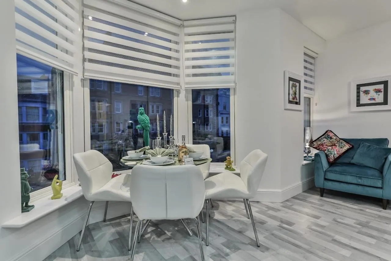 סקארבורו Tudor House Holidays - The Monroe For 2 People